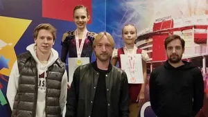 Первая победа Плющенко в сезоне — его ученица Зинина выиграла первенство Москвы. Девочки Тутберидзе без медалей