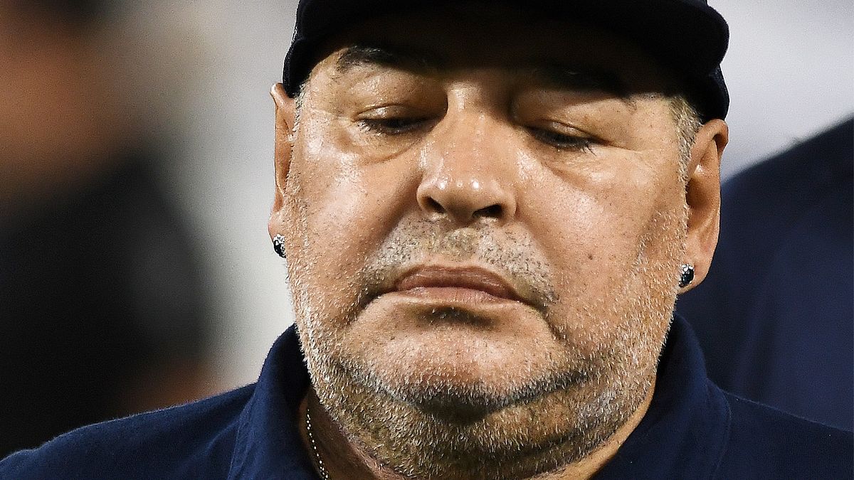 В Аргентине начался новый суд по делу о смерти Марадоны. Семь медработников обвиняются в убийстве по неосторожности