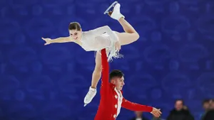 Российская фигуристка вышла замуж — камерное торжество без обилия коллег. В конце Мишина прыгнула в бассейн
