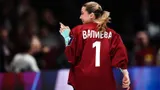 Камила Валиева забила хоккейный буллит большому красному медведю: видео