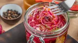 Много лет мариную вкуснейший лук и добавляю во все блюда: простой рецепт для хозяек