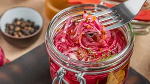 Много лет мариную вкуснейший лук и добавляю во все блюда: простой рецепт для хозяек