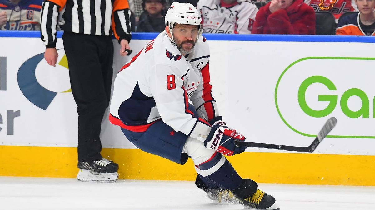 Мичков обменялся клюшками с Овечкиным: «Легенда, лучший снайпер в истории»