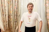 Губерниев на карантине спел песню «Лицея» и сыграл на «ударных», использовав кастрюлю и статуэтку ТЭФИ: видео