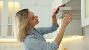 Многие не подозревают, как легко отмыть кухонную вытяжку: избавилась от пятен и вони, сетка как новая