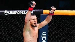 Брат Хабиба разрывает легенду UFC, ученик Шлеменко дерется с монстром из Африки. LIVE!