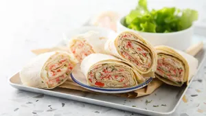 Вкусная закуска за 10 минут: крабовые блинчики похожи на салат, но сочетание ингредиентов интереснее