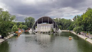 Уникальное наследие СССР заброшено в бывшем Днепропетровске: после развала страны летний театр стал не нужен