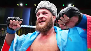 Кикбоксер из «Матрицы» вырубил легенду UFC. Физиев приблизился к поясу и бою с другом Хабиба