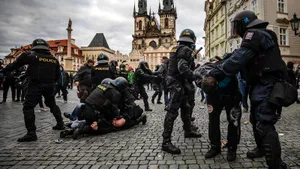 В Чехии полиция и фанаты подрались на митинге против остановки футбола из-за карантина. В ход пошли газ и водометы