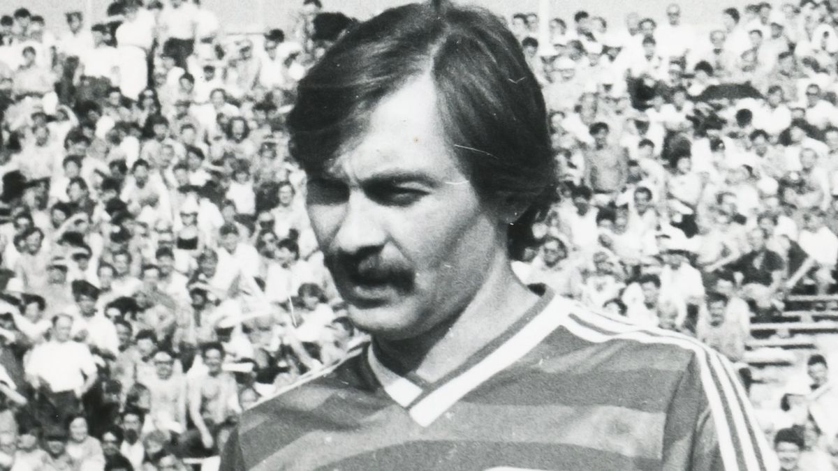 Сколько зарабатывал знаменитый футболист СССР в Европе. Платили очень мало: Жена похудела на 8 кг