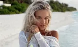 Жена русского футболиста выложила пикантное видео без одежды из ванны и похвасталась пышной грудью у зеркала