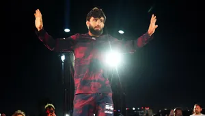 Царукян выбивает титульный бой из Хукера, брат Топурии рискует упасть в нокаут: LIVE!