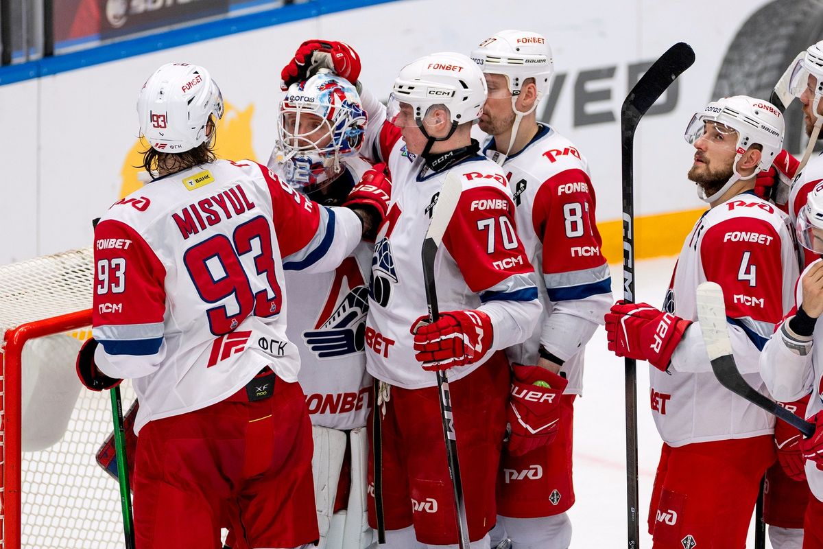 Кулачное побоище после сирены, горячая красавица на льду, поросята на трибуне! «Спартак» — «Локомотив»: фото