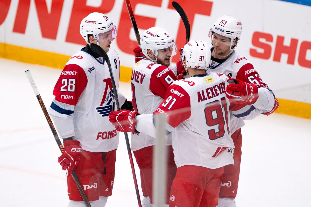 Кулачное побоище после сирены, горячая красавица на льду, поросята на трибуне! «Спартак» — «Локомотив»: фото