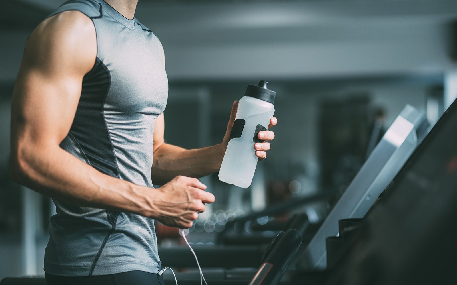 Что пьют спортсмены во время тренировки. Вода на тренировке. Фитнес мужчины. Питье воды в тренажерном зале. Пить воду на тренировке.