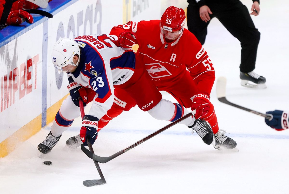 Жесткая бойня на льду, «Деревня дураков» и звезды футбола на трибунах. Фотогалерея матча «Спартак» — ЦСКА