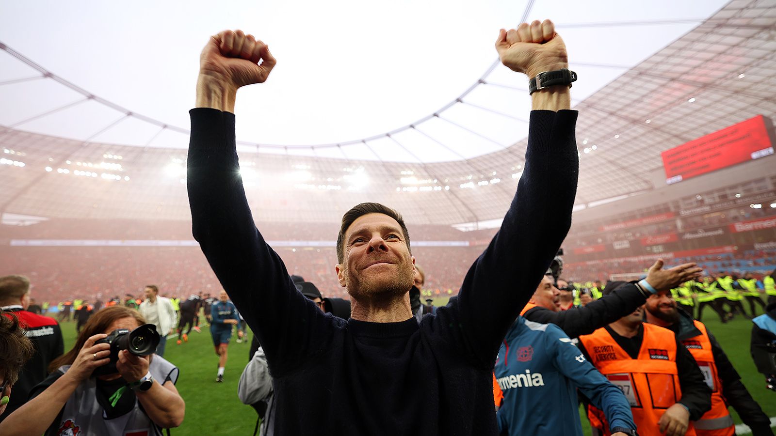 Видео: Хаби Алонсо облили пивом во время празднования чемпионства «Байера»  - Sport24