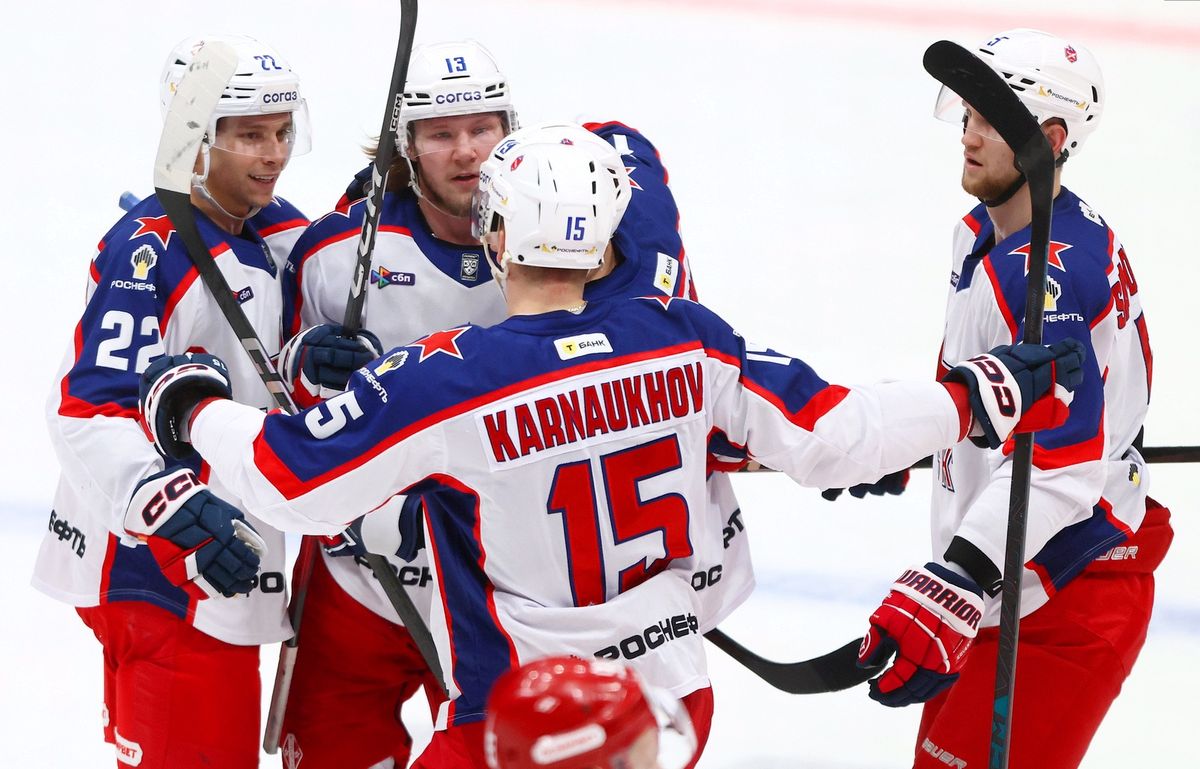 Жесткая бойня на льду, «Деревня дураков» и звезды футбола на трибунах. Фотогалерея матча «Спартак» — ЦСКА