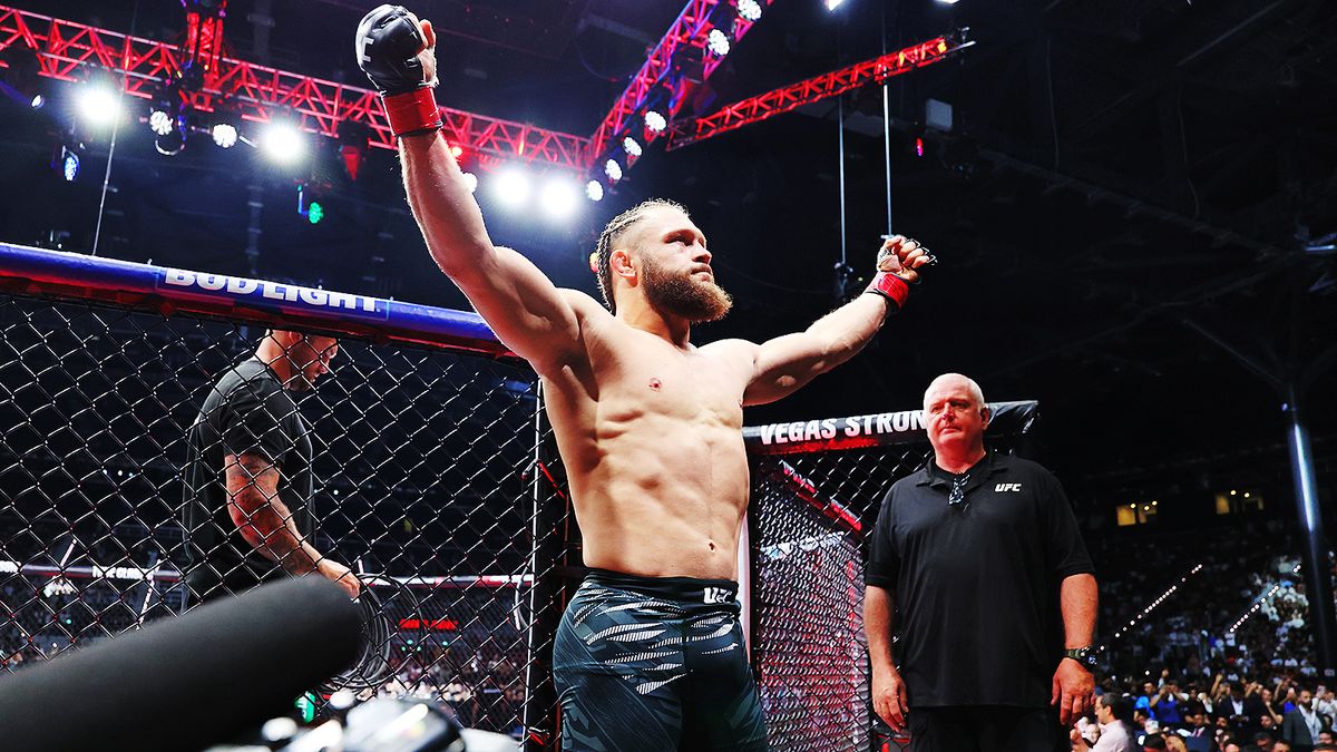 Самый зрелищный ударник СНГ перебил молодую звезду UFC. Физиев победил впервые за три года