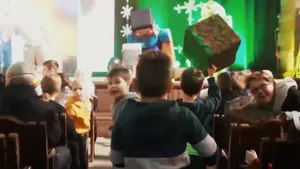 Школьники разносят театры во время спектаклей по Minecraft: популярное шоу по мотивам игры собирает полные залы