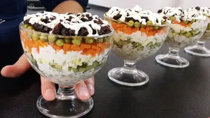 Этот праздничный салат в СССР считался заменой оливье: как приготовить ту самую «Прагу»