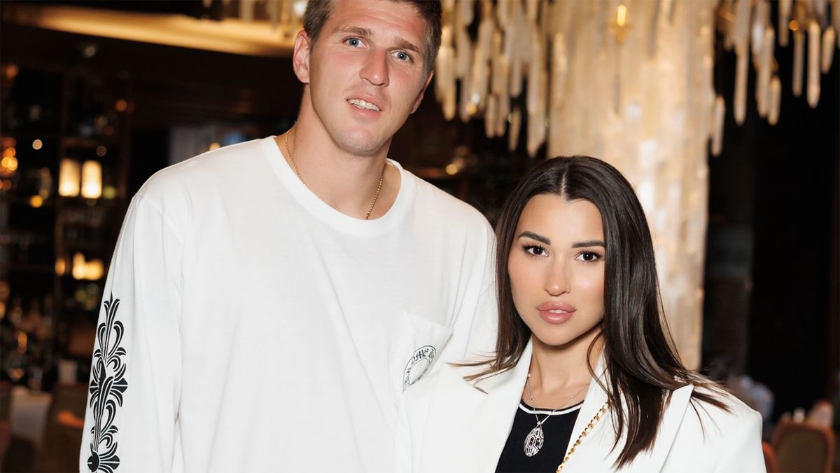 Из обычного парнишки в самого обсуждаемого и осуждаемого футболиста России. Жена поздравила Соболева с 29-летием