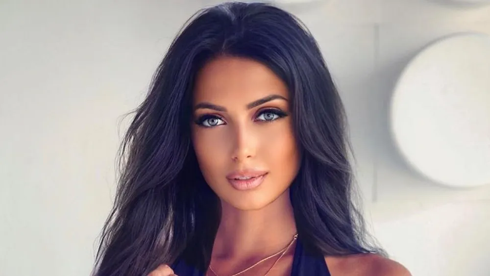 Екi корозы бар томпок кызды сигиу Қыз бен қарт жыныстық қатынасқа түсіп жатыр