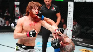 Шара Буллет провел дикий бой в UFC: получил жуткий перелом носа, но все равно разбил соперника! 