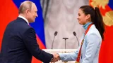 Лыжница Степанова выступила перед Путиным в Кремле. Болельщикам речь не зашла, они вспомнили слова Вяльбе о ней