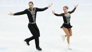 Экс-российских фигуристов экстренно вызвали на Гран-при. Их выводил чужой тренер, но они в шаге от медали