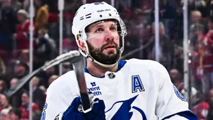 Кучеров провоцировал чеха и чуть не получил травму, Подколзин вбил канадца в лед. Как дела у наших в плей-офф НХЛ?