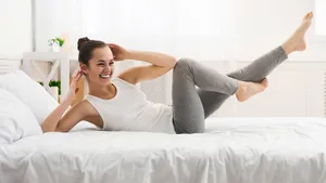 Тренировки для ленивых: 5 упражнений, которые можно делать лежа на диване