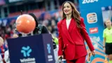 Викторию Дайнеко пристыдили после исполнения гимна России на футбольном матче. Вот что она сделала не так