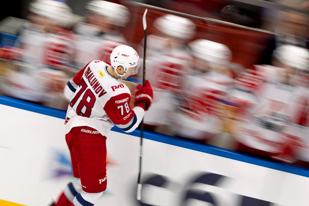 Кулачное побоище после сирены, горячая красавица на льду, поросята на трибуне! «Спартак» — «Локомотив»: фото