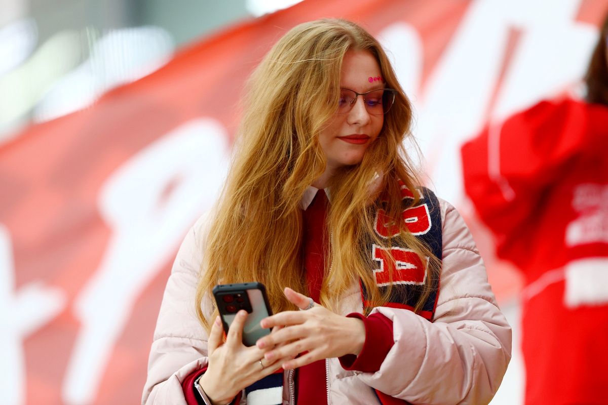 Жесткая бойня на льду, «Деревня дураков» и звезды футбола на трибунах. Фотогалерея матча «Спартак» — ЦСКА