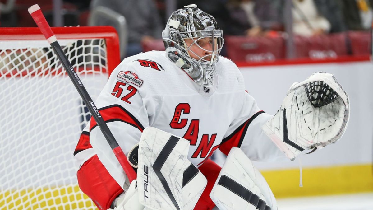 Голкипер «Каролины» Кочетков, скорее всего, пропустит остаток сезона из-за травмы