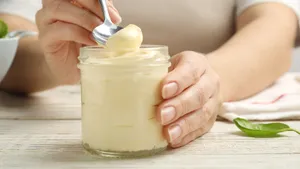 Беру яйца и растительное масло — получаю вкусный домашний майонез для новогодних салатов