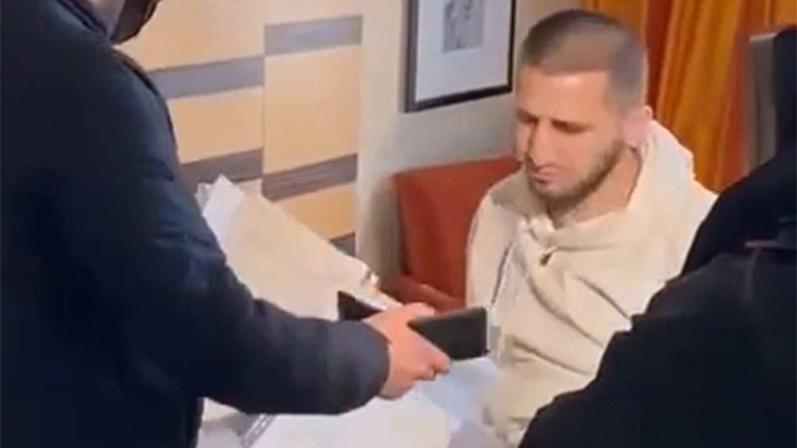 задержание бойца. задержание бойца. сотрудники фсб на задержании. бойца мма асхаба магомедова.