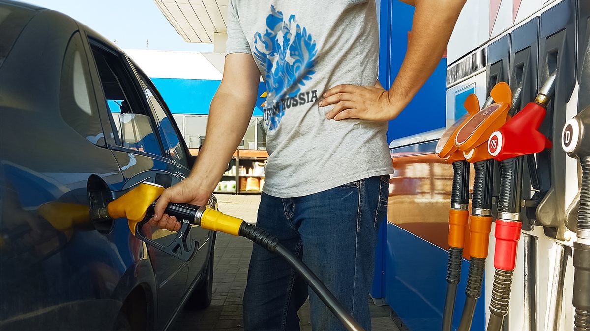 В России бензин на заправках будут разбавлять спиртом: к чему это приведёт