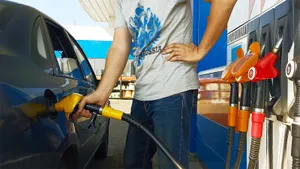 В России бензин на заправках будут разбавлять спиртом: к чему это приведёт