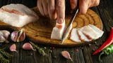 Рецепт будут просить все: нашла невероятно простой способ засолить вкусное сало — получится даже у ребенка