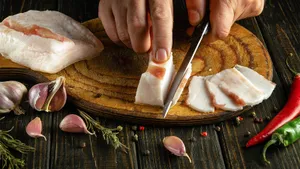 Рецепт будут просить все: нашла невероятно простой способ засолить вкусное сало — получится даже у ребенка