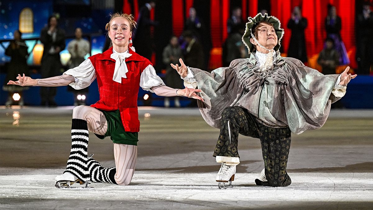 84-летнюю Москвину поднимали надо льдом, она дурачилась со звездой Тутберидзе. Премьера Буратино от Авербуха