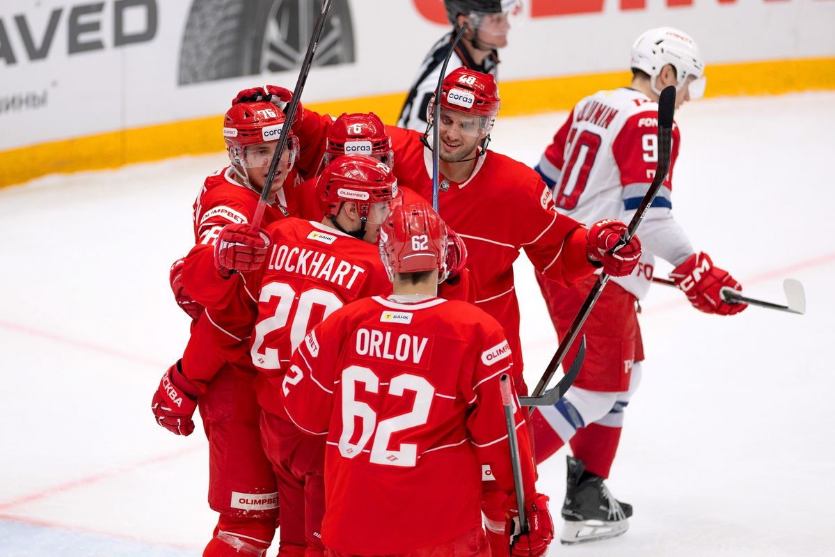 Кулачное побоище после сирены, горячая красавица на льду, поросята на трибуне! «Спартак» — «Локомотив»: фото