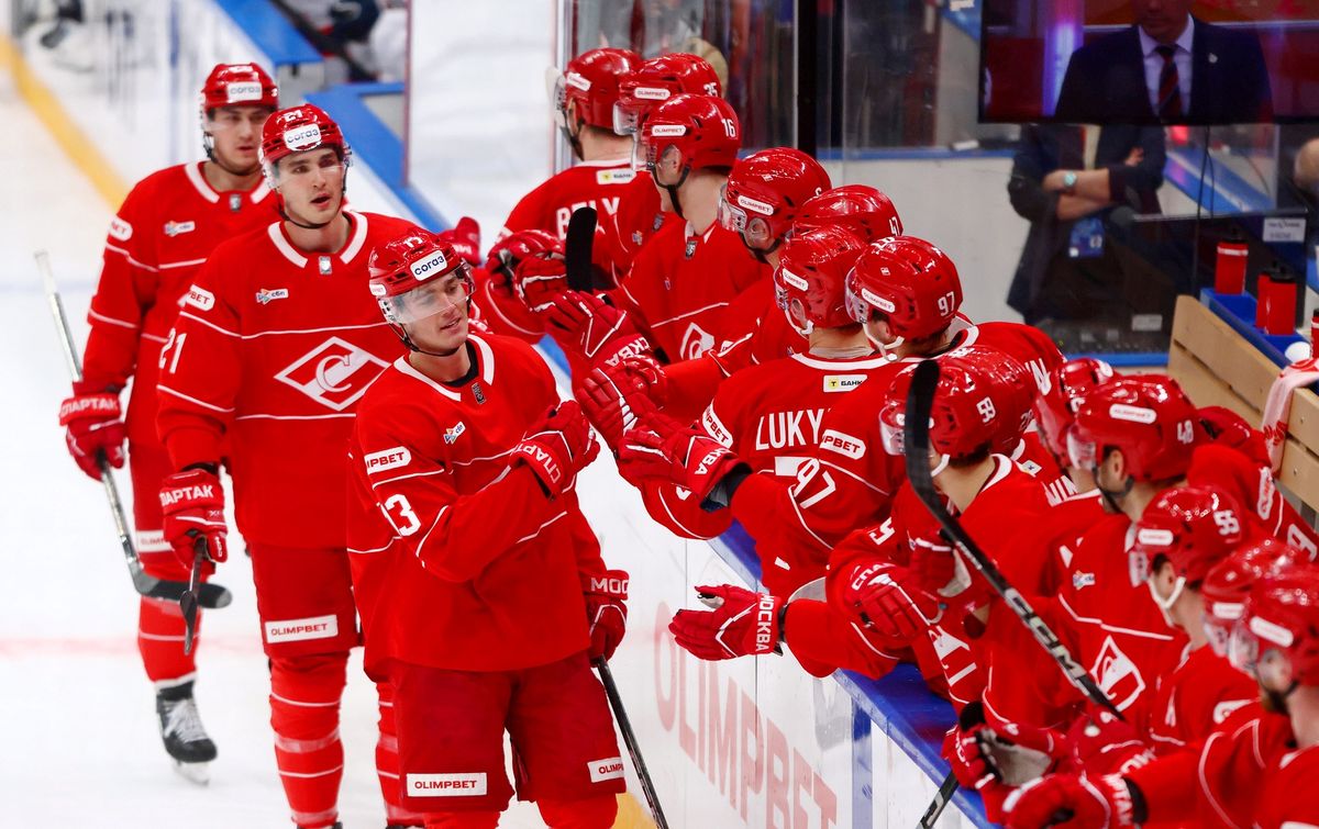 Жесткая бойня на льду, «Деревня дураков» и звезды футбола на трибунах. Фотогалерея матча «Спартак» — ЦСКА