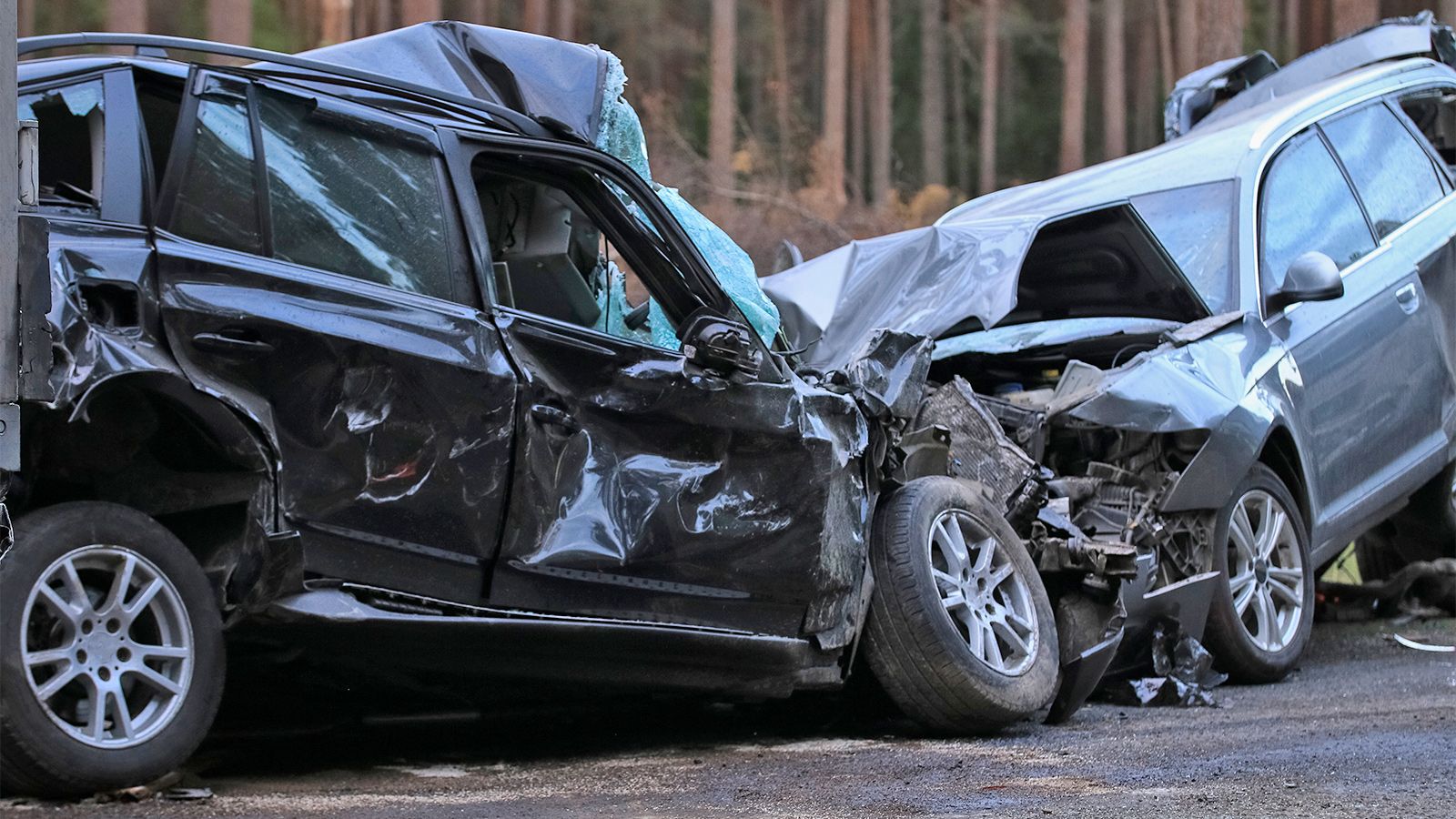 Экс-боец UFC вытащил детей из автомобиля после жуткой аварии. Водитель  выехал на встречную, чтобы убить всю семью - 18 августа 2021 - Sport24