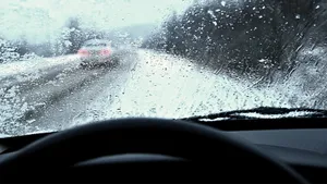 Зимой начали потеть стекла в авто: как от этого избавиться?