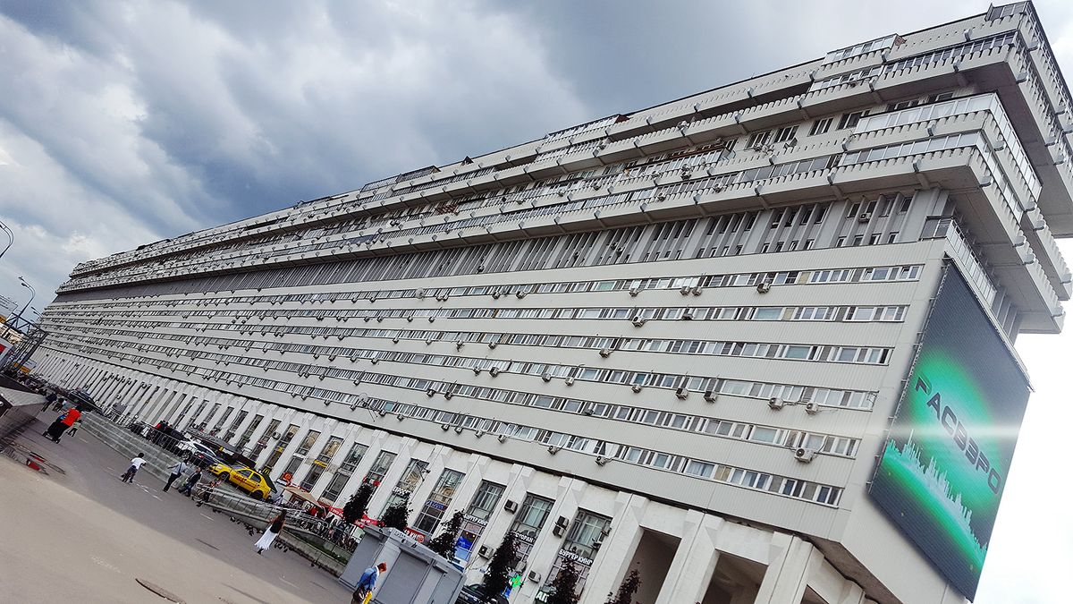 В СССР называли «домом холостяков» это уникальное здание: знаменитый многоквартирный «корабль» в Москве