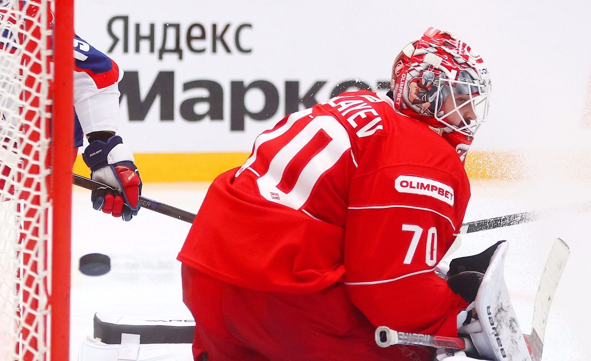 Жесткая бойня на льду, «Деревня дураков» и звезды футбола на трибунах. Фотогалерея матча «Спартак» — ЦСКА